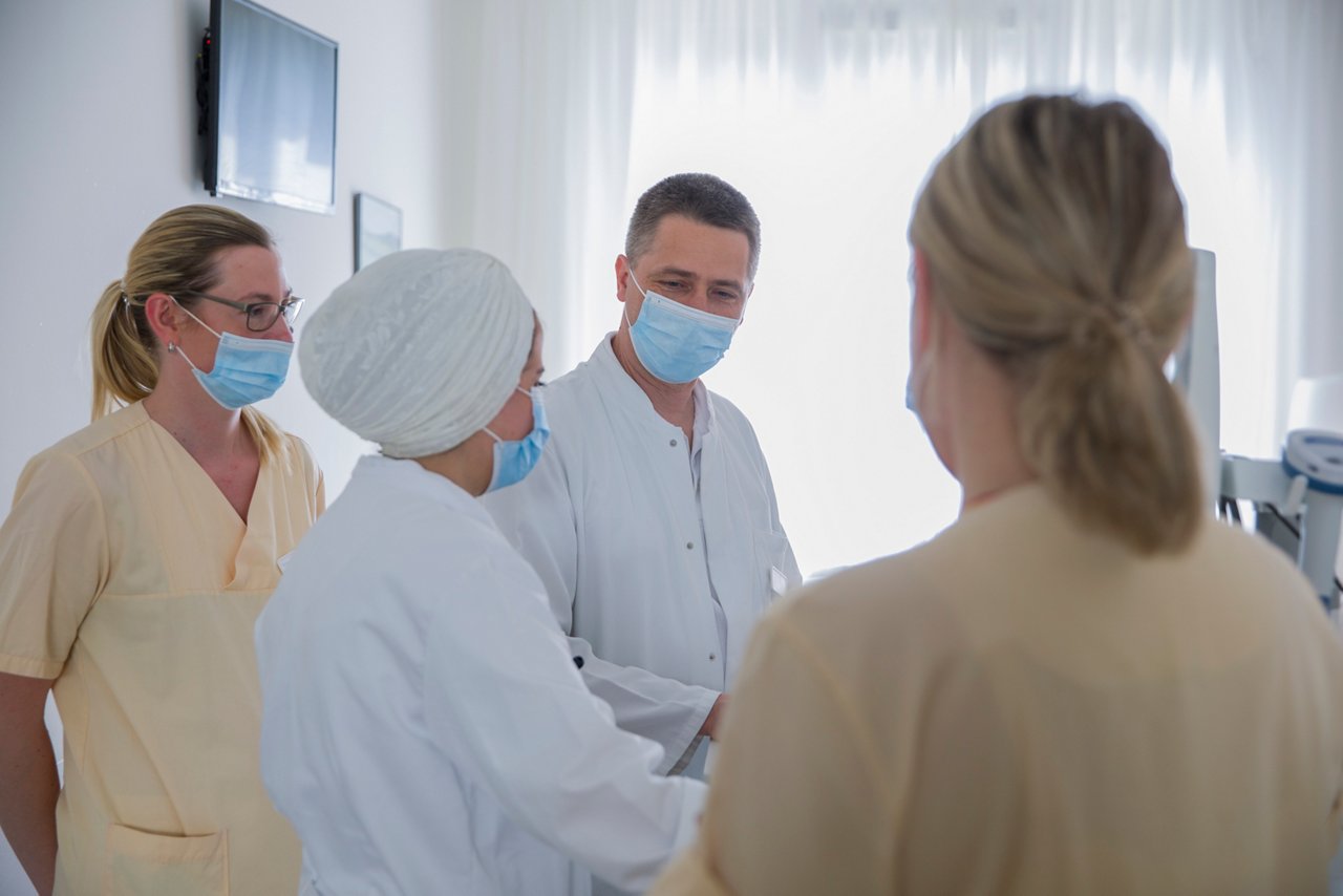 Ärzteam und Schwestern führen eine Visite durch