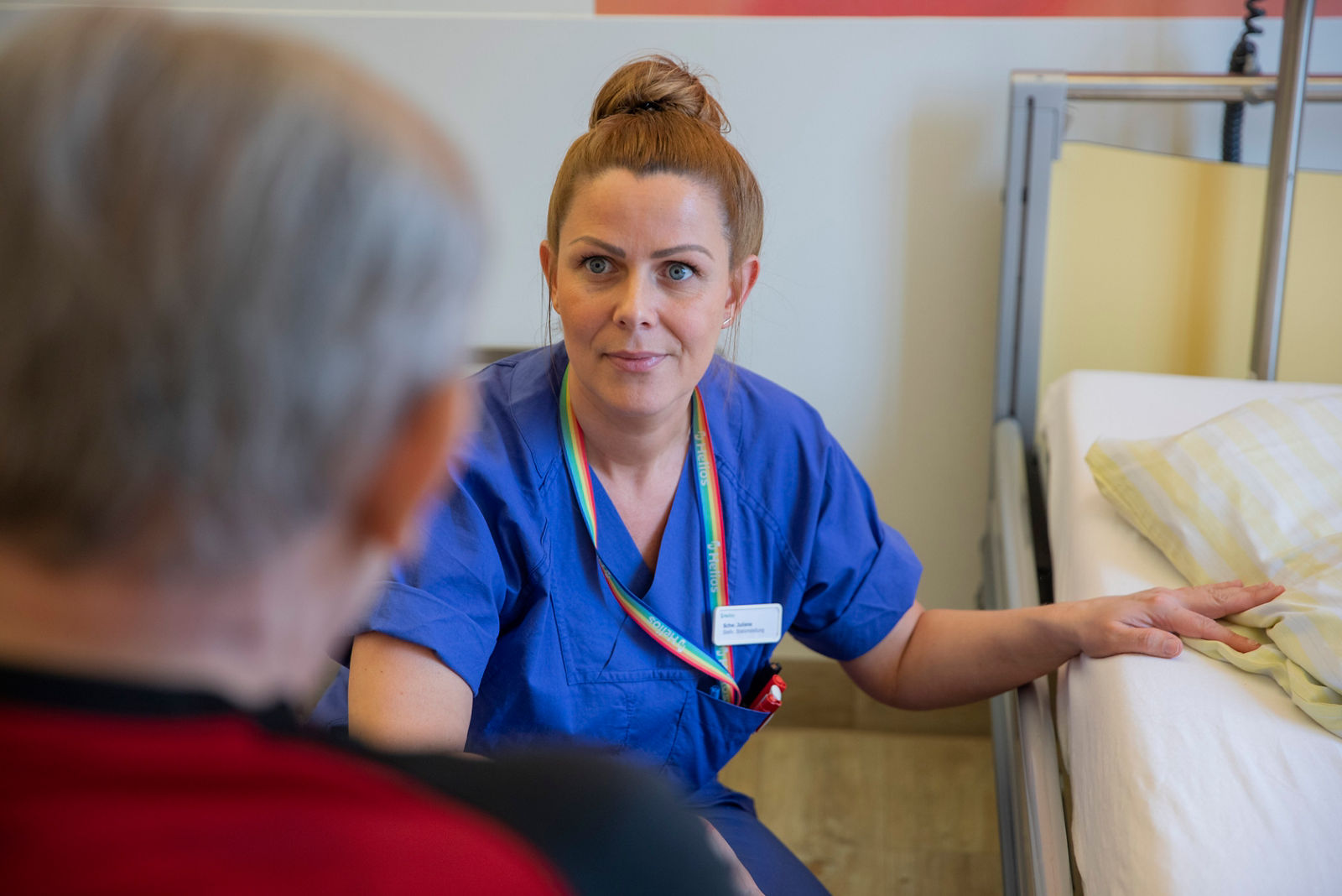 Schwester spricht mit Patienten