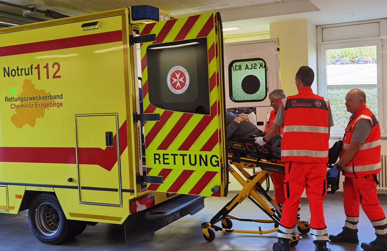 Rettungsdienst holt Patienten aus dem Helios Klinikum in Aue