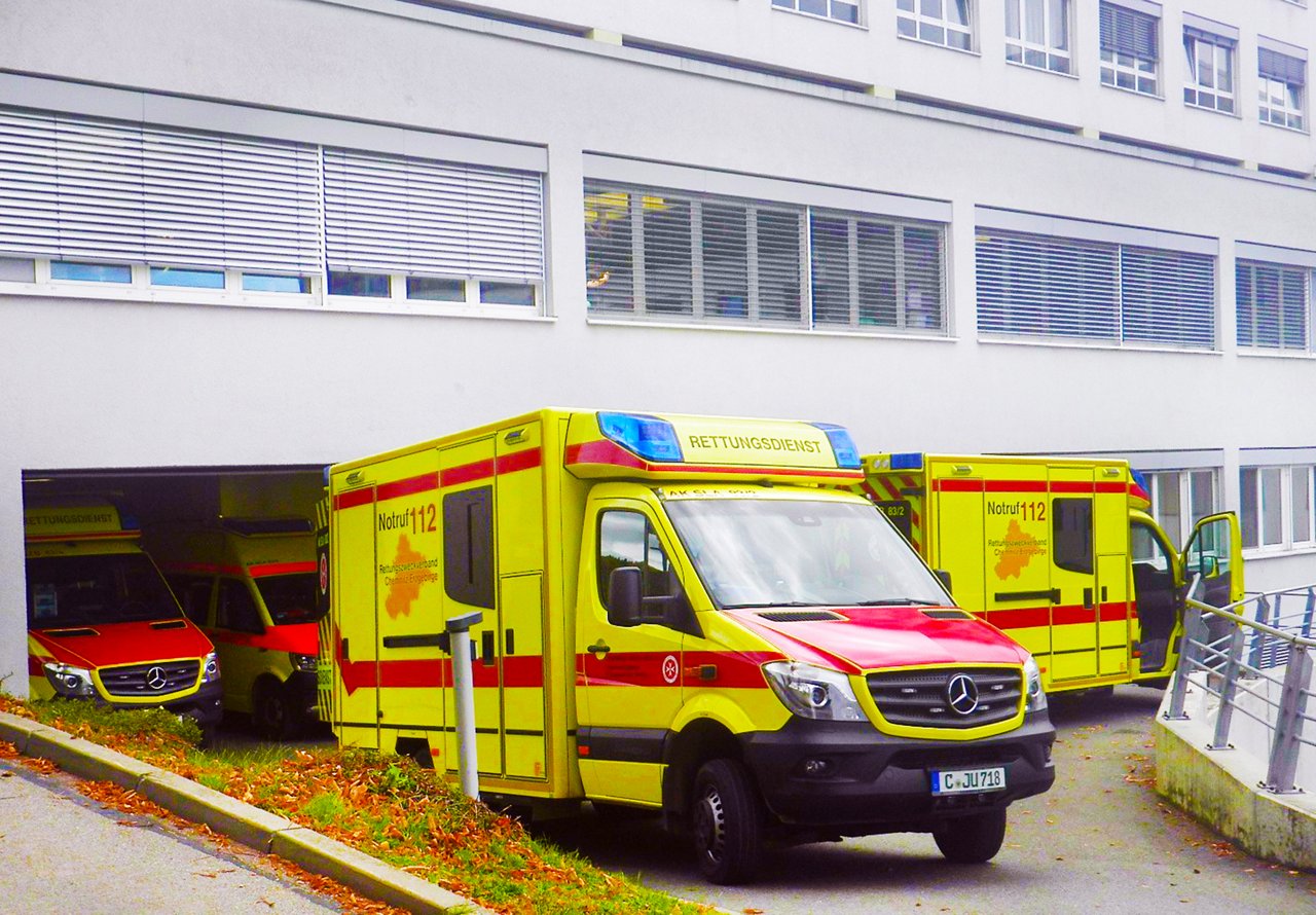 Rettungswagen im Helios Klinikum Aue