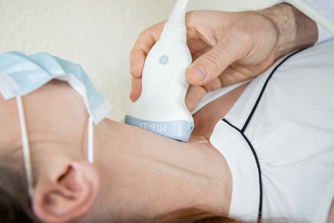 Schallkopf bei einer Ultraschalluntersuchung der Schildrüse