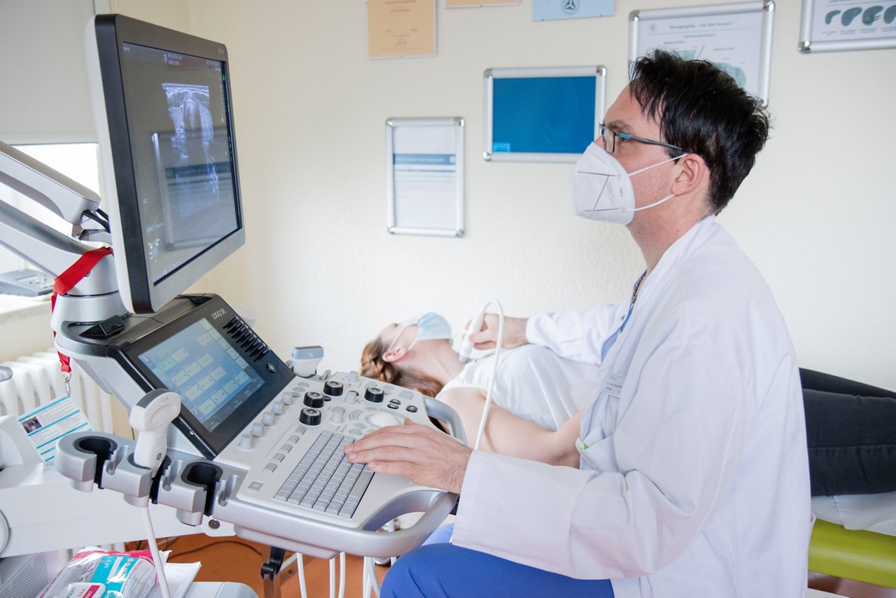 Schilddrüsenuntersuchung bei einer Frau