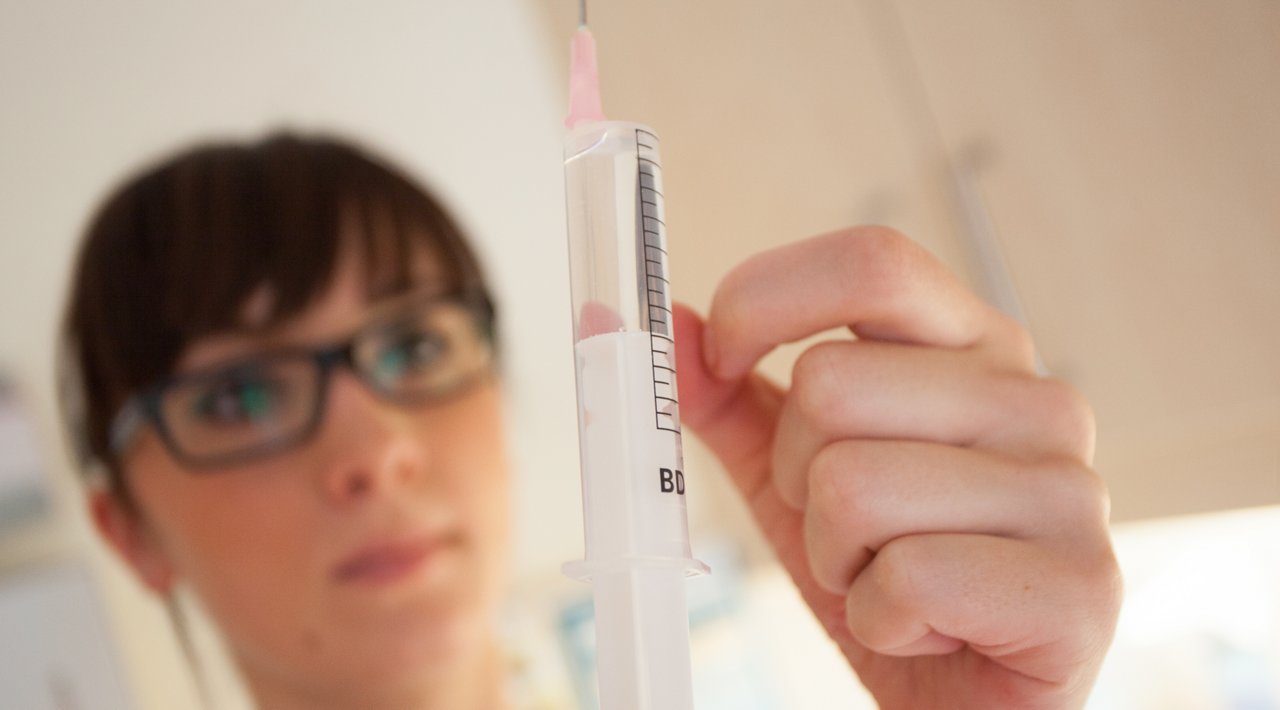 Schwester bereitet Spritze vor