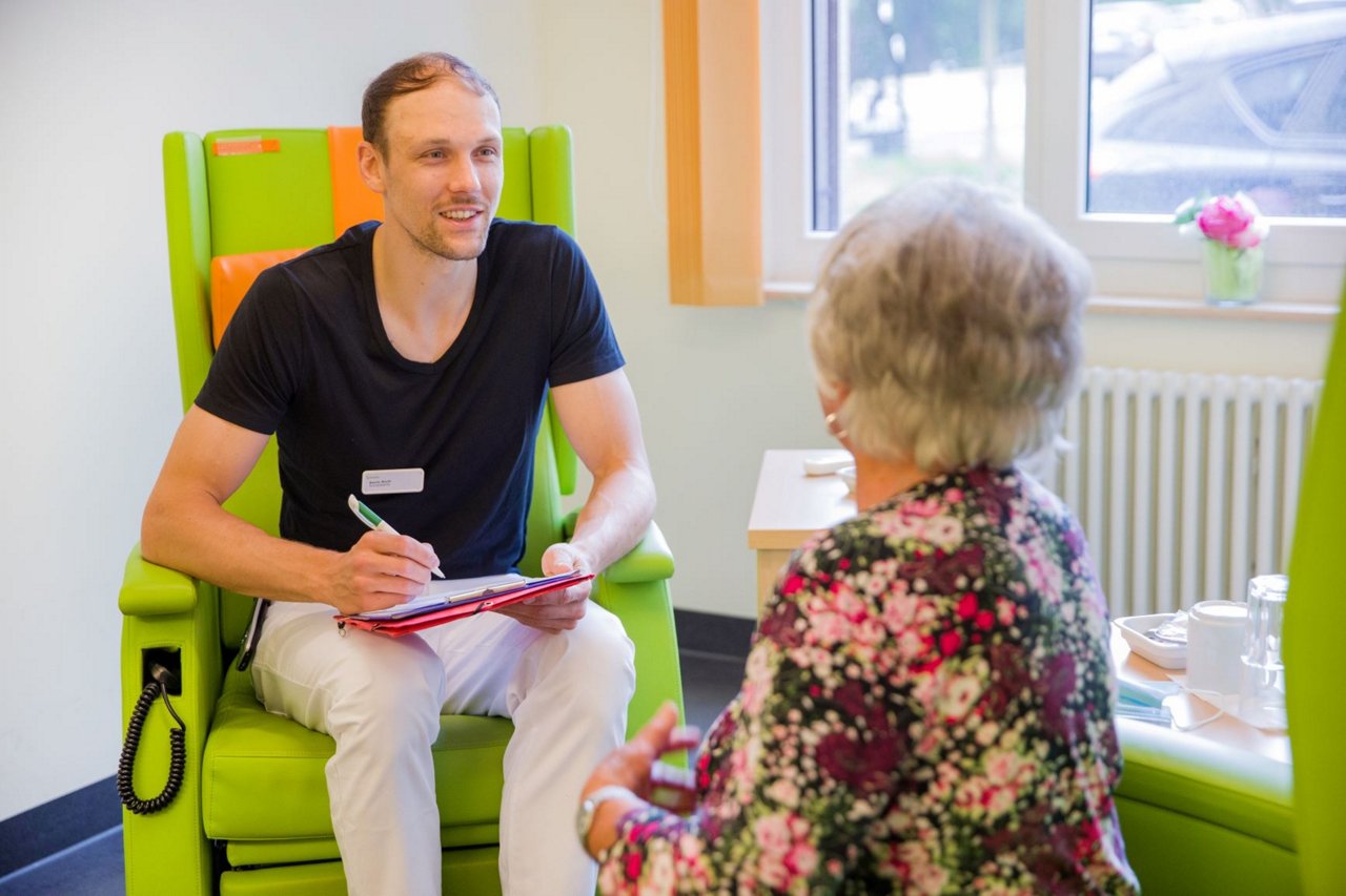 Sozialdienst berät ältere Dame kurz vor Entlassung