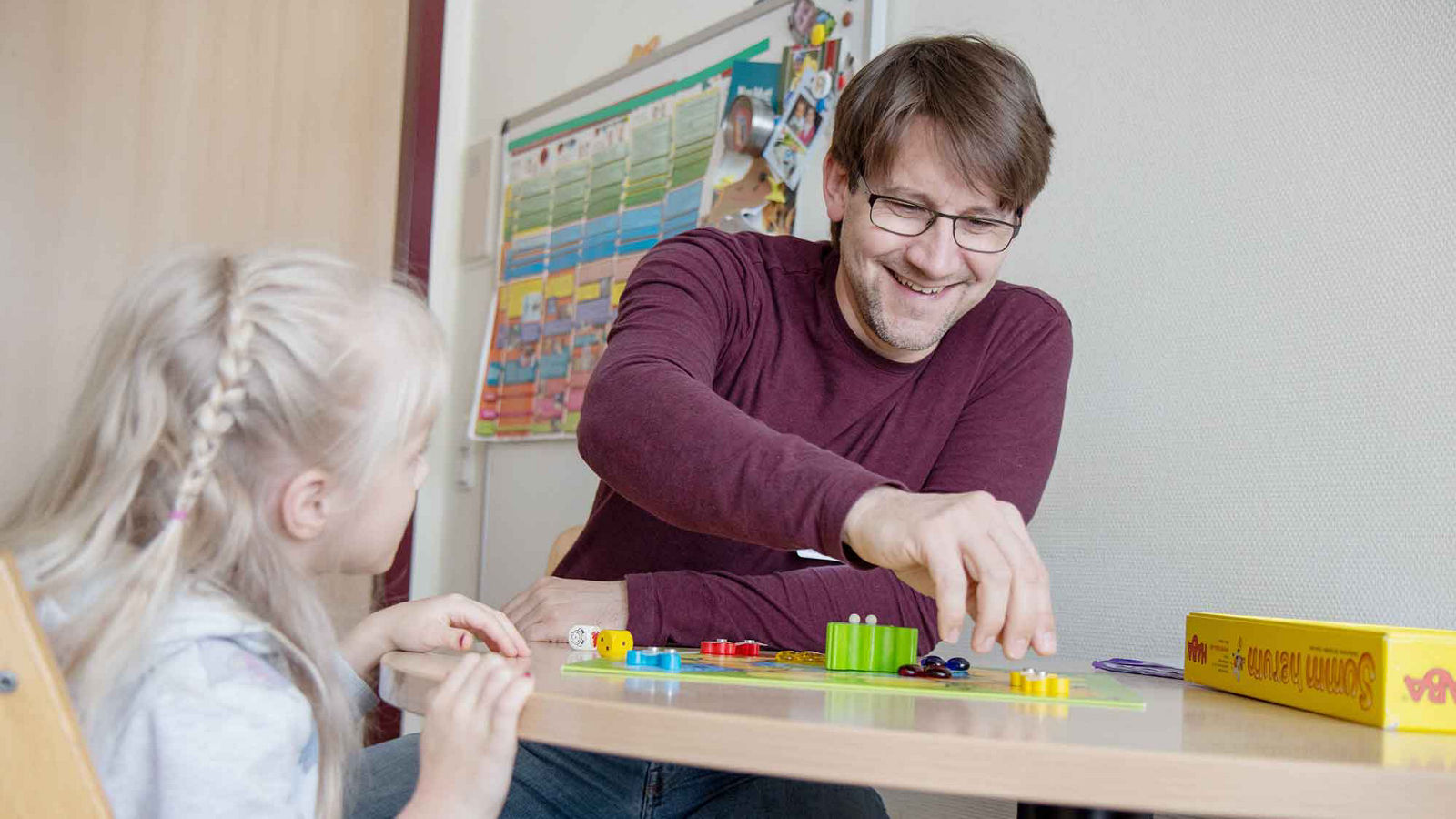 Balthasar Hegemann bei der Arbeit mit einer jungen Patientin