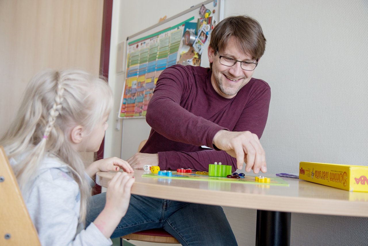Pädagoge betreut und behandelt Kind mit Entwicklungsstörungen