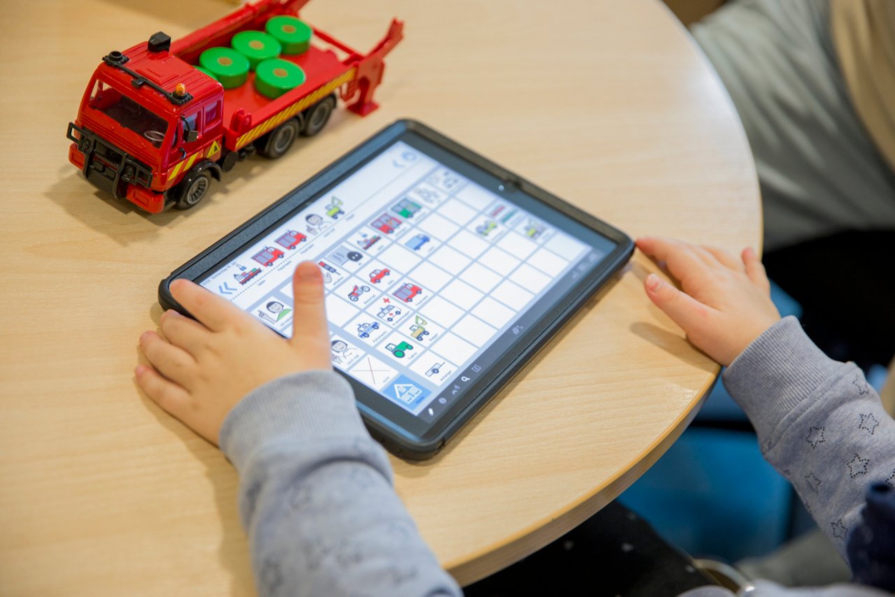 Spielen mit Kind in einer Therapiestunde