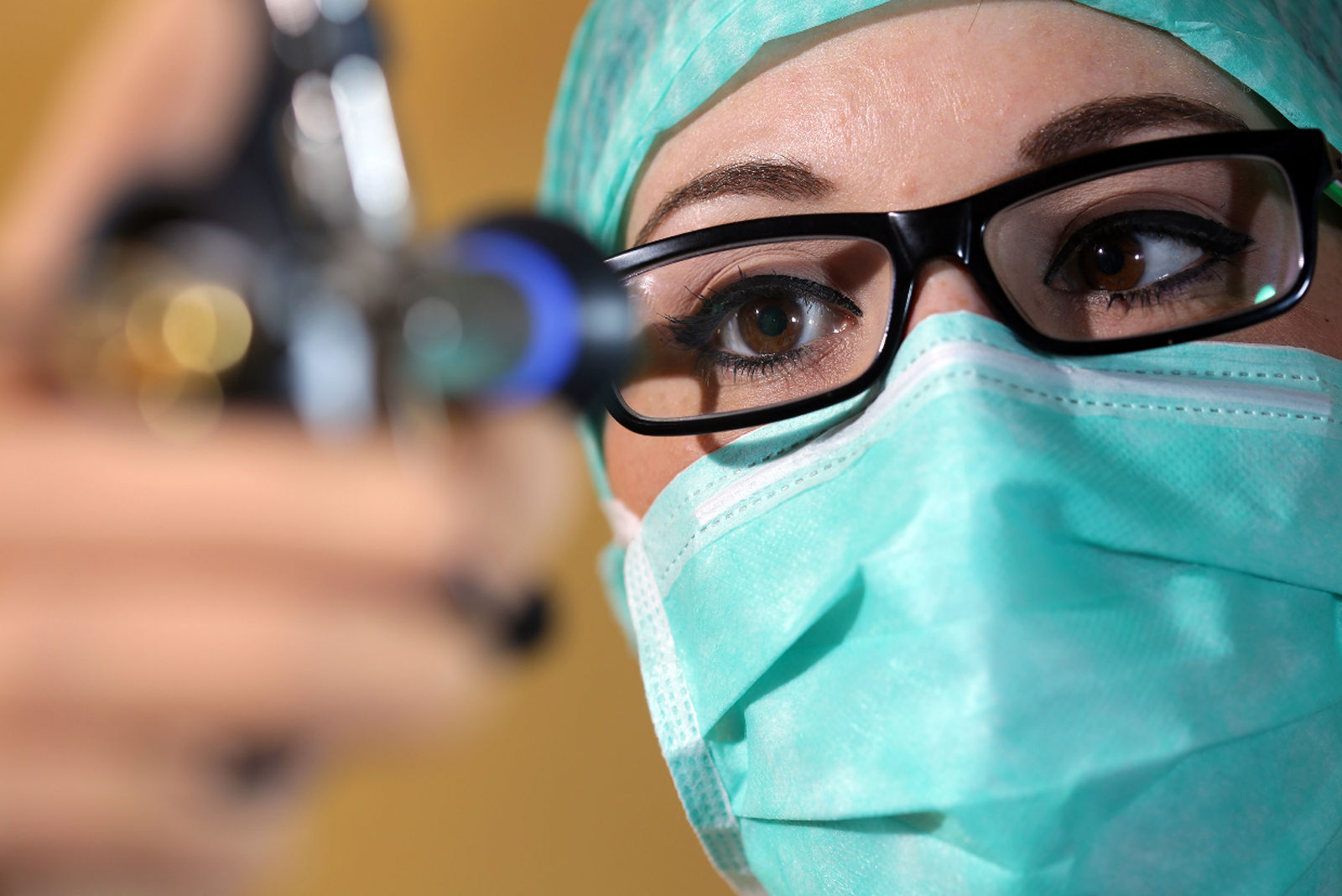 Nahaufnahme Schwester bei der Steintherapie