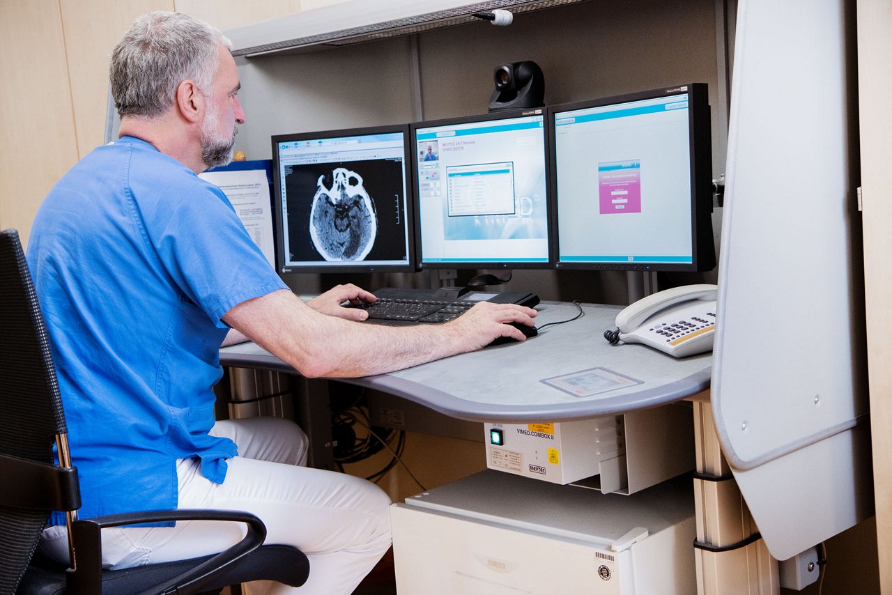 Chefarzt der Neurologie bei telemedizinischer Versorgung 