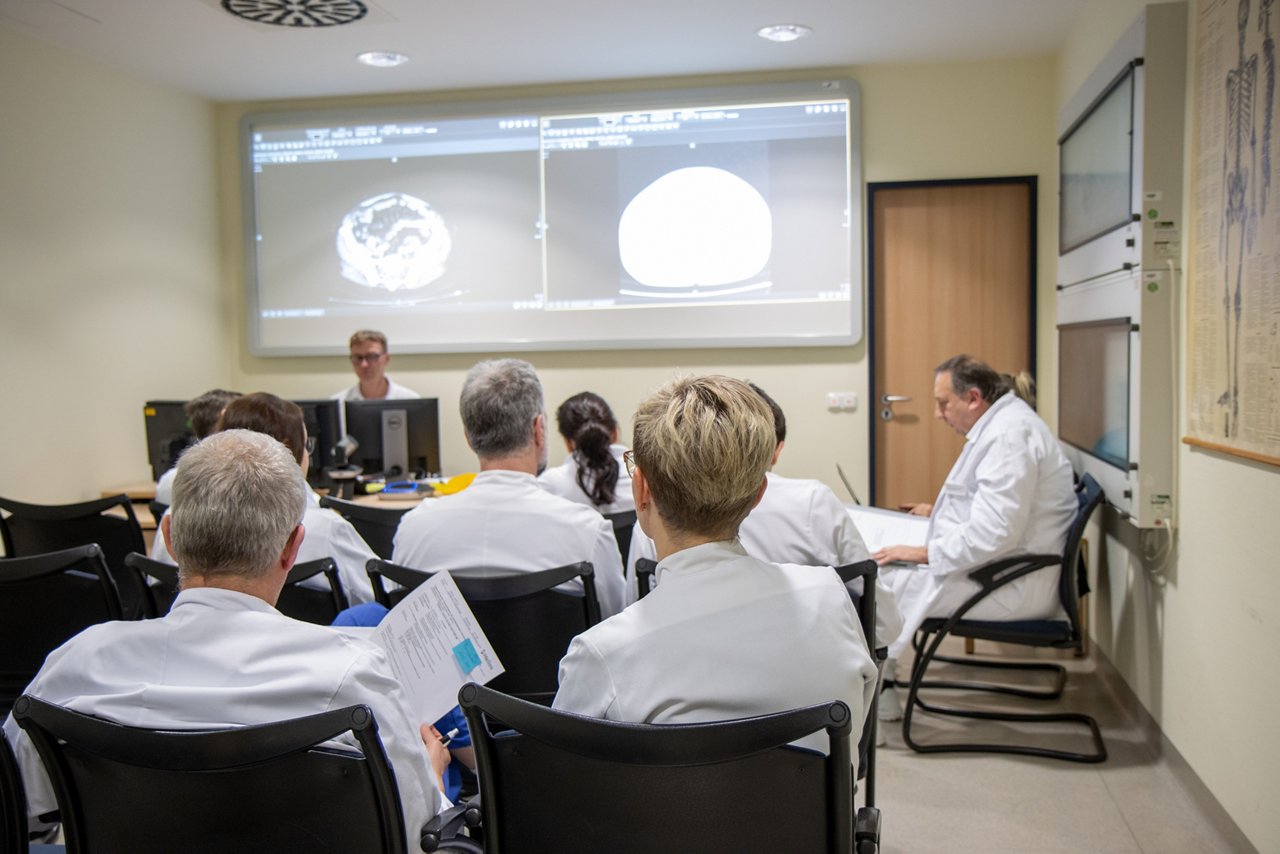 Ärzte besprechen Fälle in der Radiologie