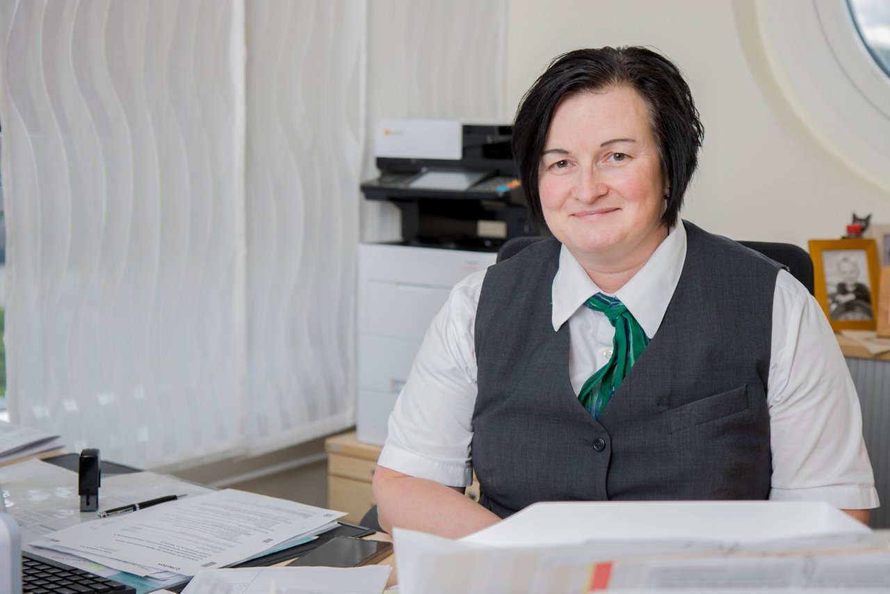 Empfang auf der Privatstation durch die Managerin mit Blumen und Tageszeitung