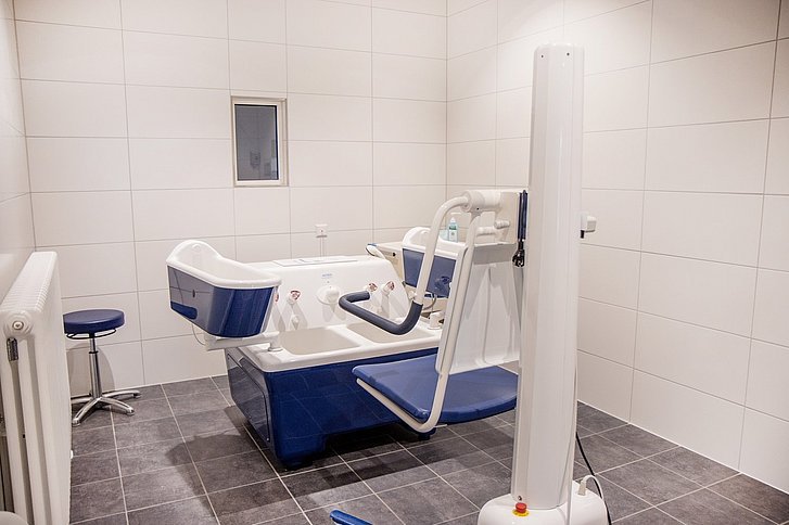 In der Behandlung fließt galvanischer Strom durch den Körper des Patienten.