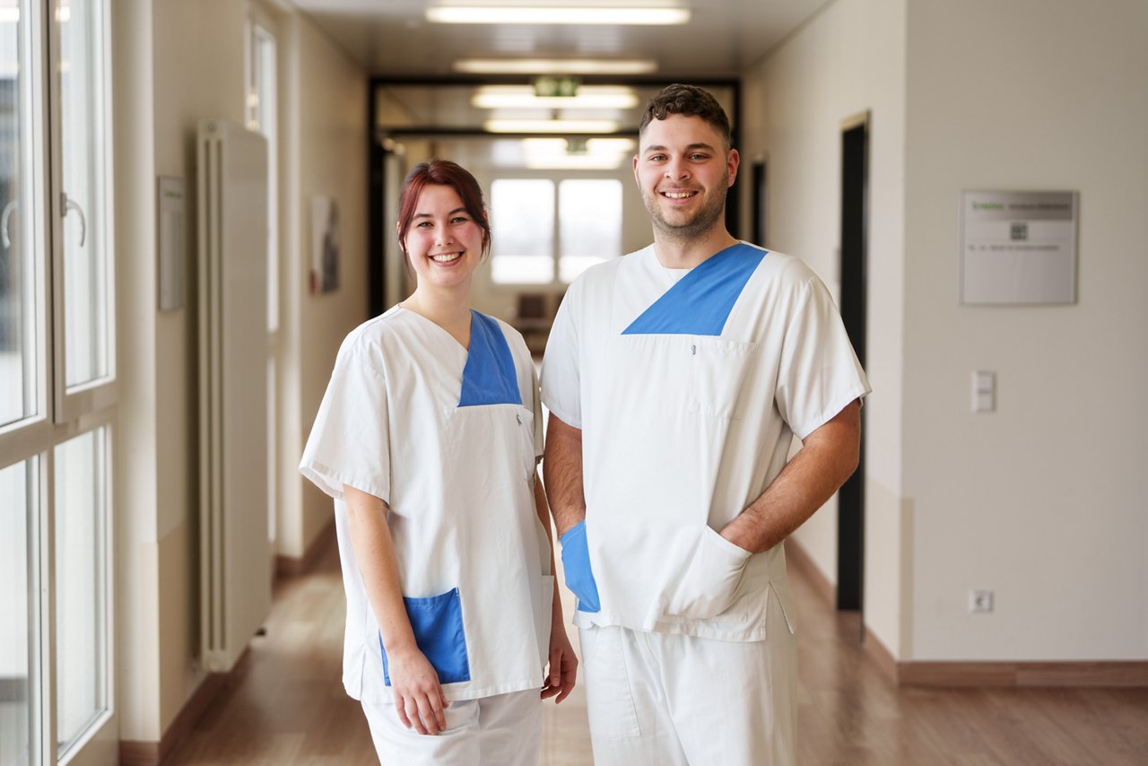 Auszubildende stehen als Team auf dem Gang, Portraitbild