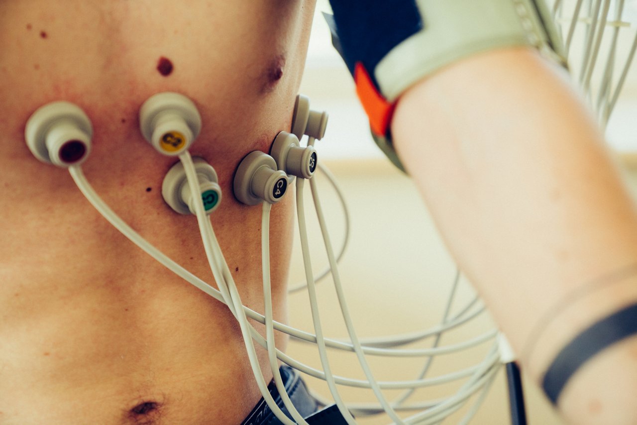 Für ein Belastungs-EKG wurden dem Patienten Elektroden auf dem Oberkörper angebracht