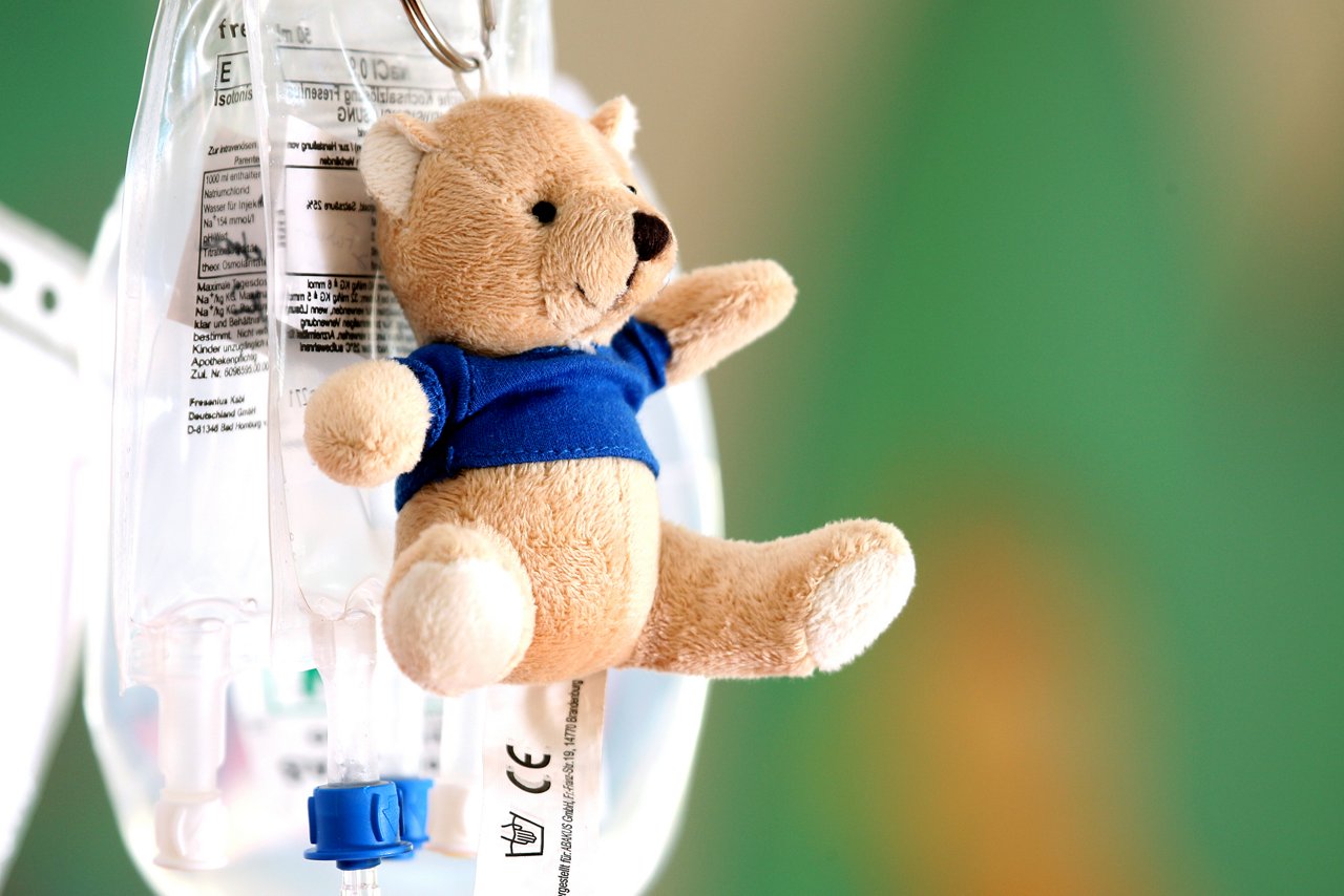 Teddy hängt am Infusionsständer in der Kinderonkologie