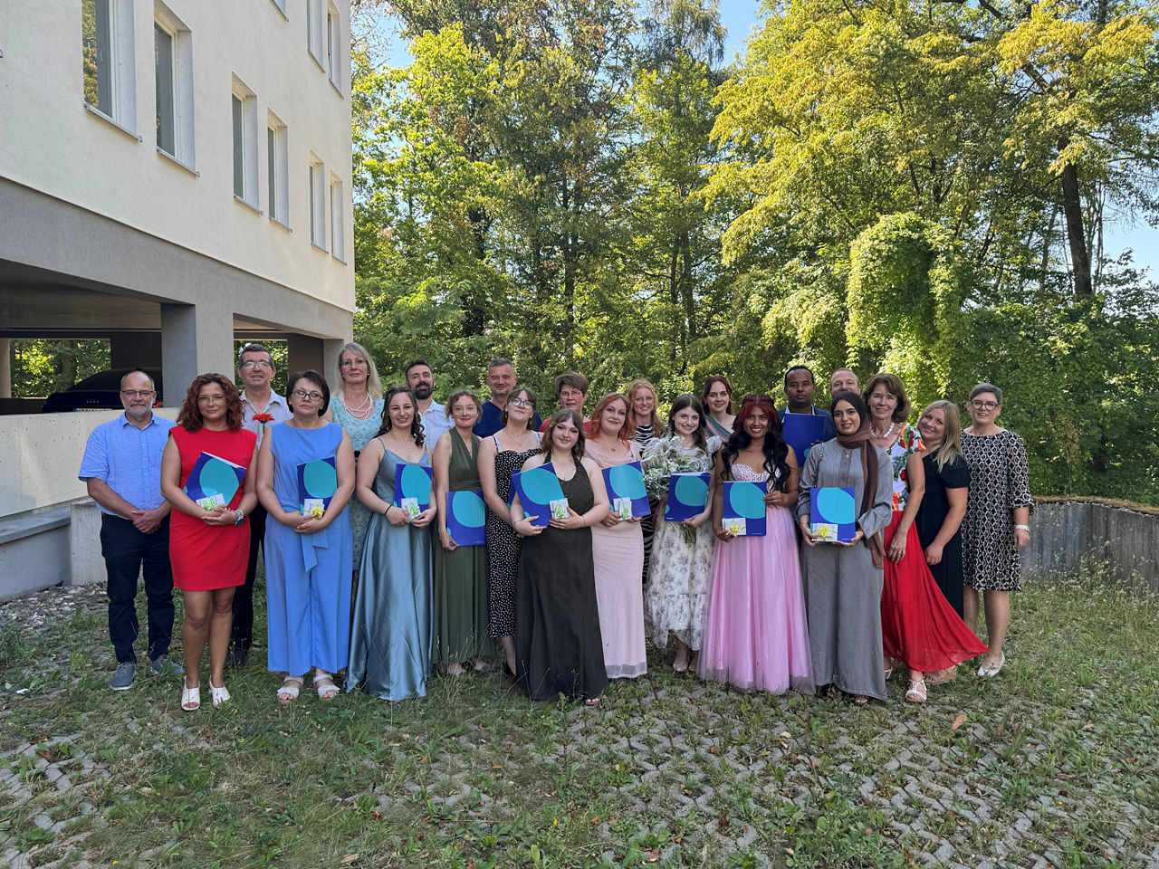 Ausbildung geschafft: 13 Absolventinnen und Absolventen starten in den Pflegeberuf