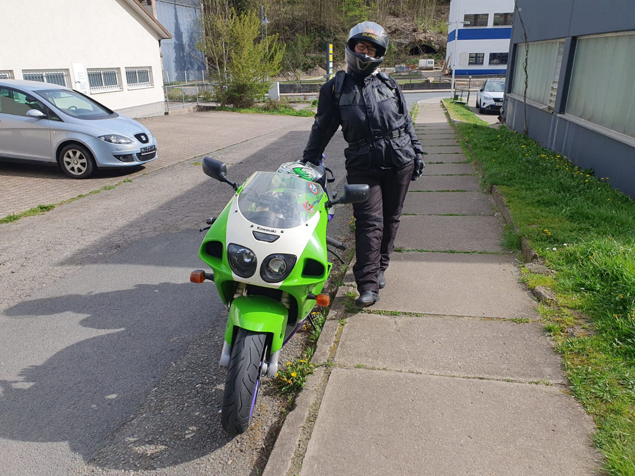 Hemischlittenprothesen-Implantation ermöglicht Patientin schmerzfreie Motorradtour