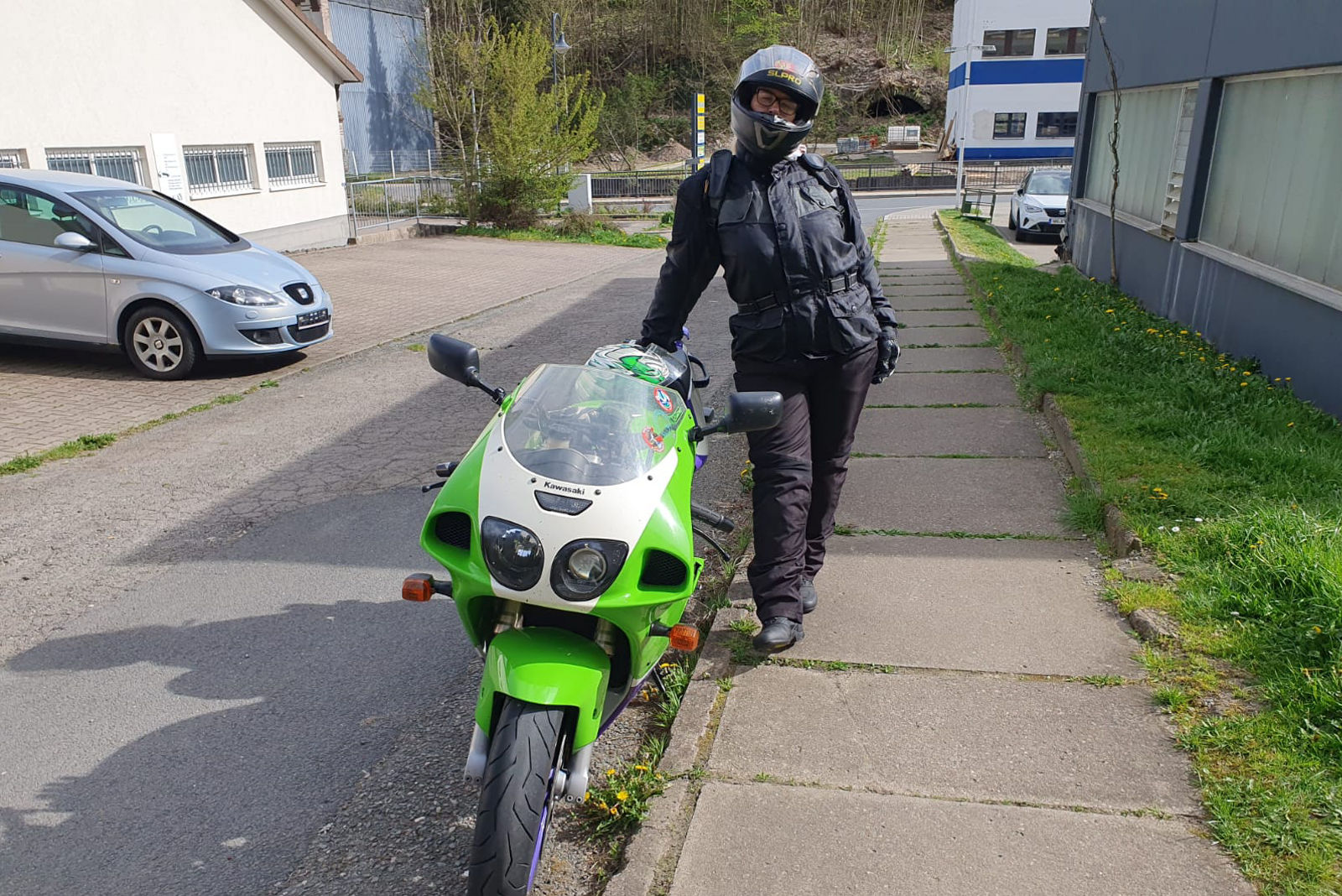 Hemischlittenprothesen-Implantation ermöglicht Patientin schmerzfreie Motorradtour