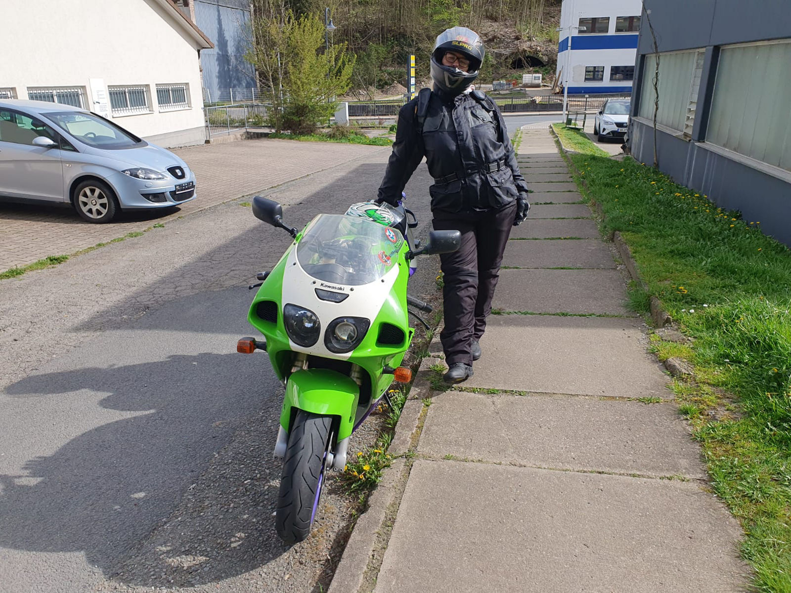 Hemischlittenprothesen-Implantation ermöglicht Patientin schmerzfreie Motorradtour