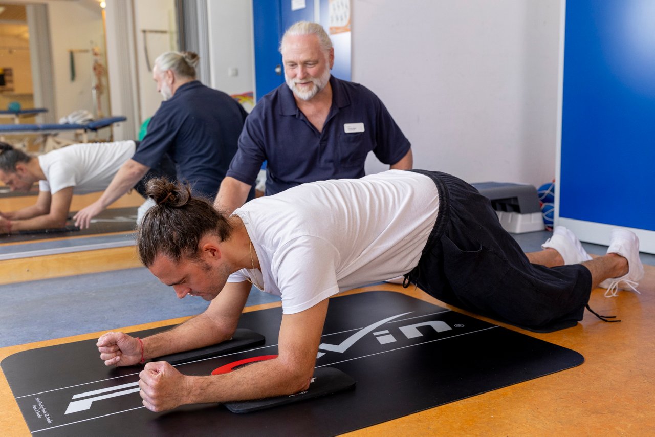 Physiotherapie auf einer Matte