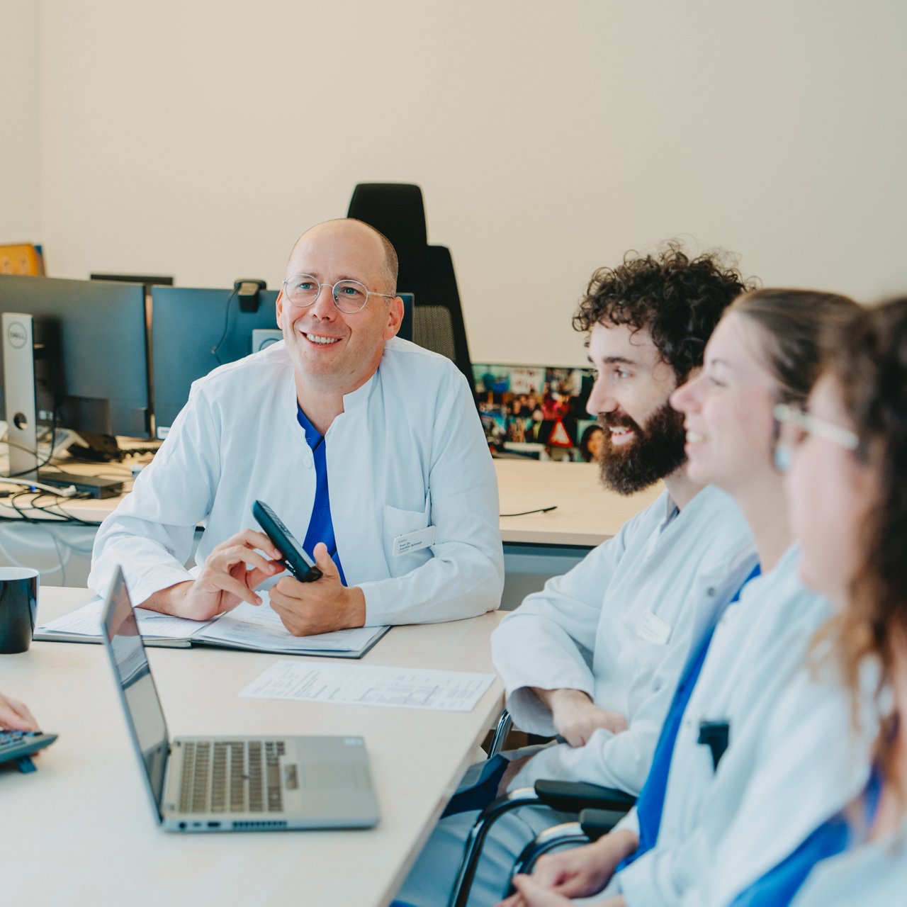 Prof. Schmidt in Besprechung