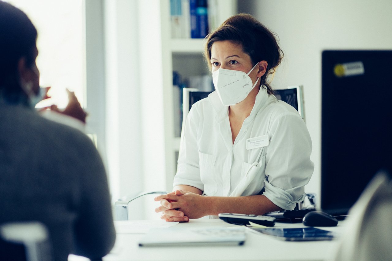 Gespräch zwischen Gynäkologin und Patientin