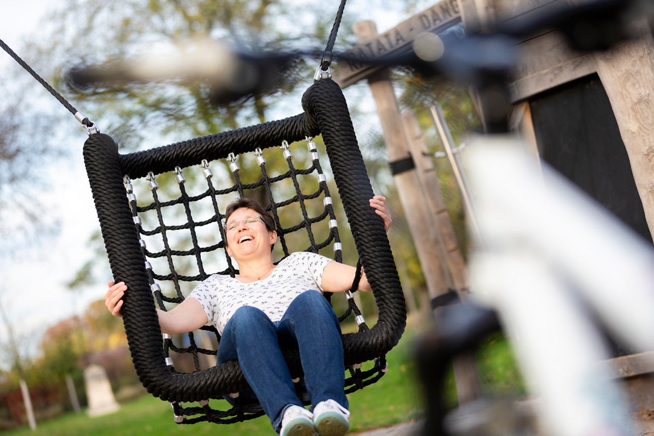 Schwester Doreen beim Schaukeln