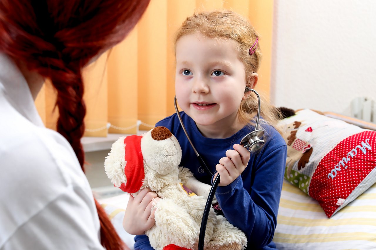 Kind mit Ärztin im Gespräch