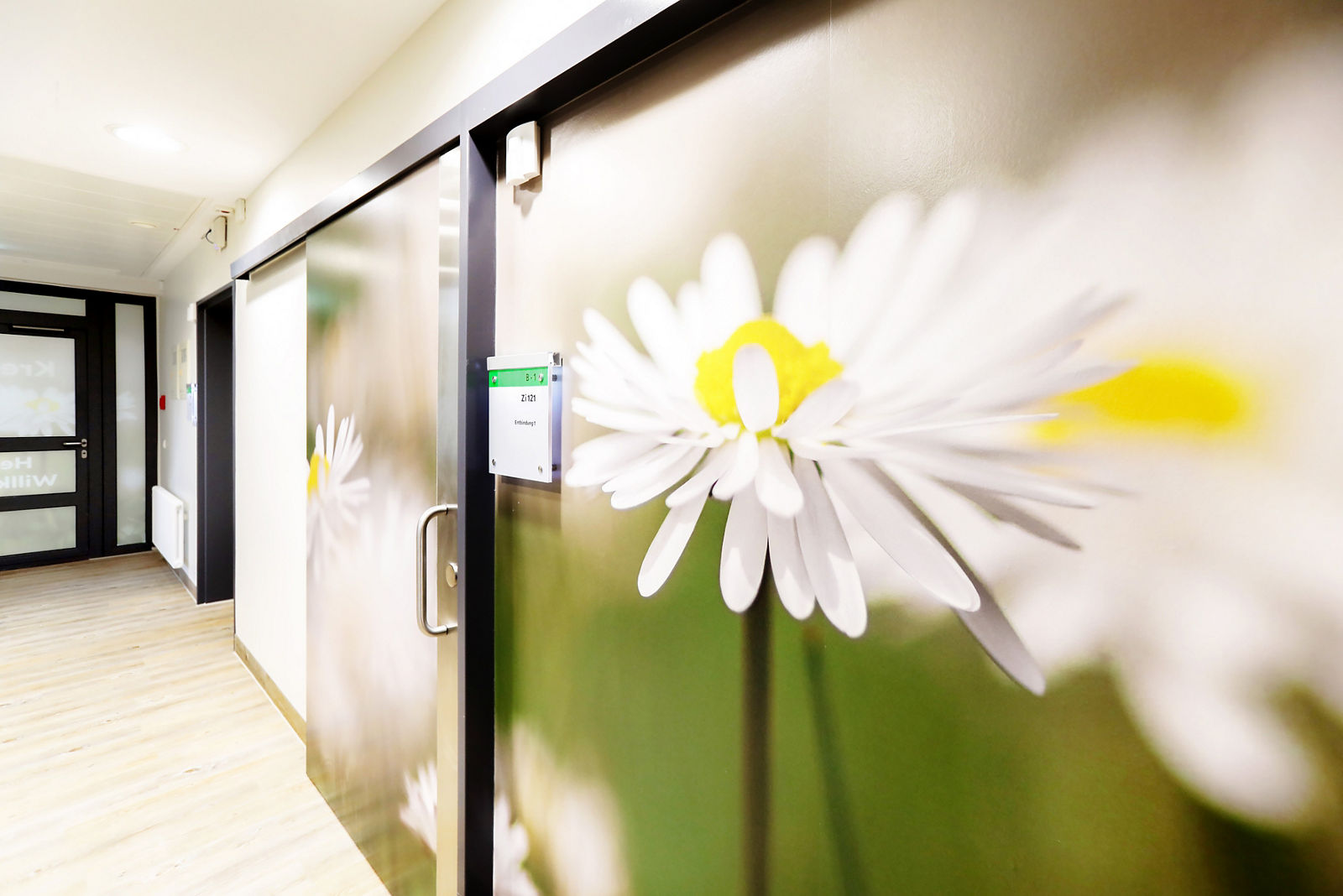 Kreißsaalflur mit Blumen