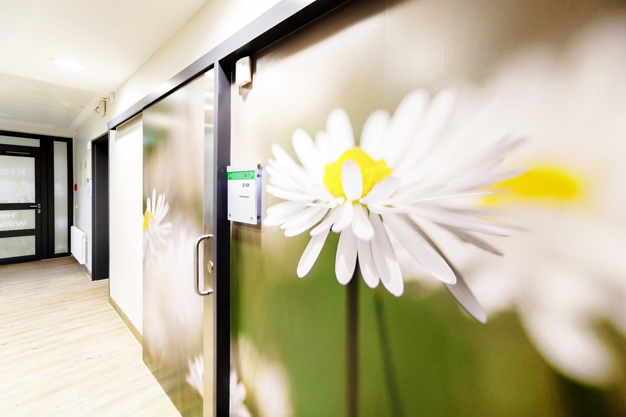 Kreißsaalflur mit Blumen