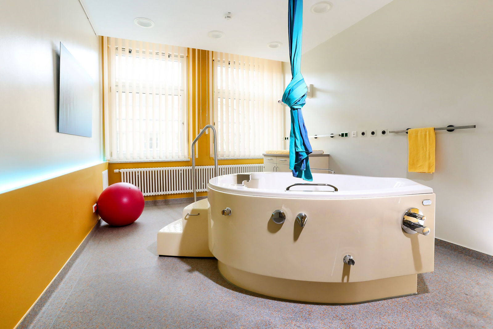 Gebärwanne im Kreißsaal in Burg