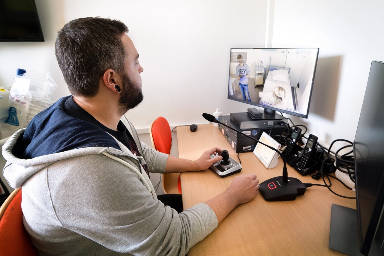 Lehrkraft Herr Römer beobachtet seine Schüler im Skills Lab 