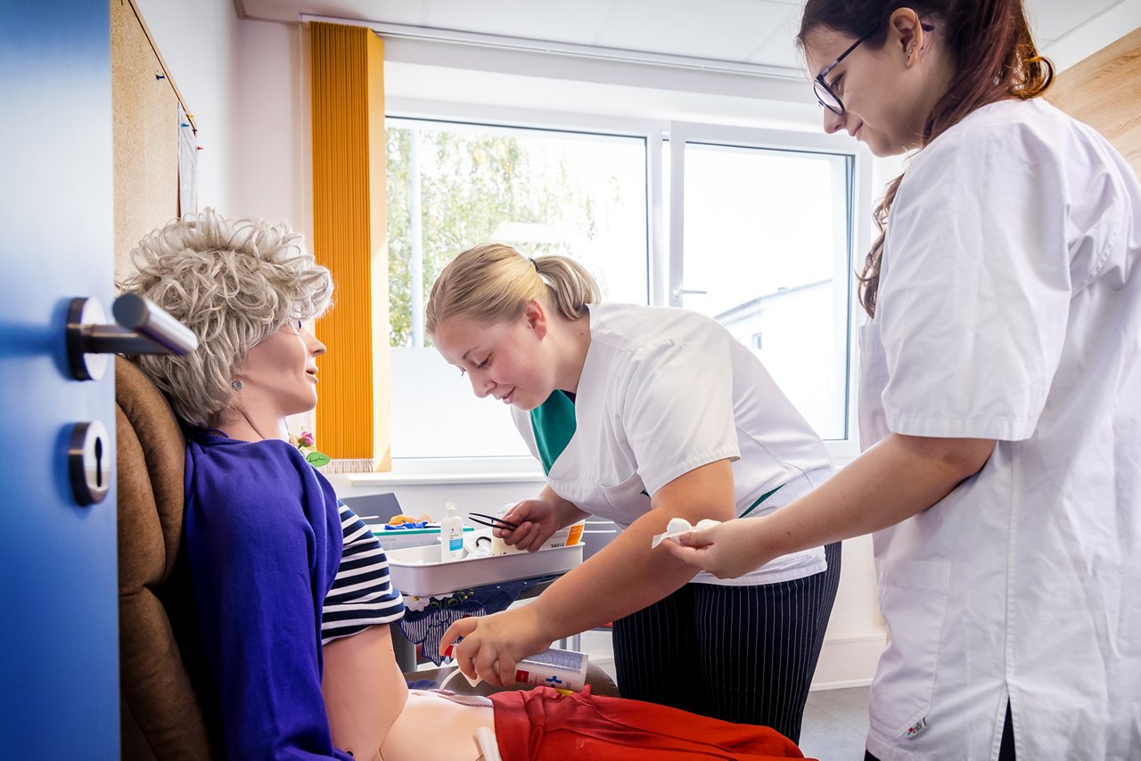 Auszubildende üben einen Peg-Verband im Skills Lab