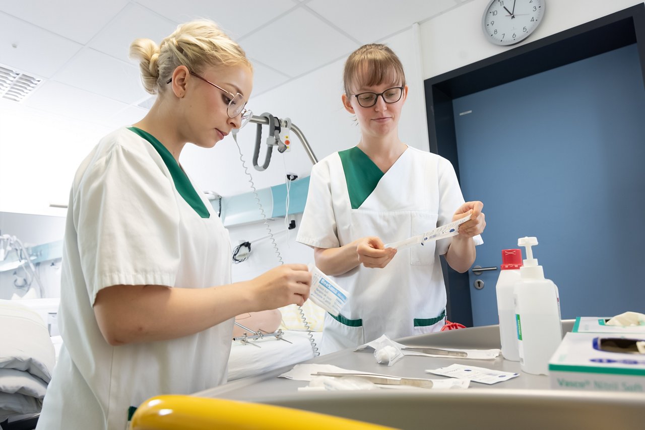 Auszubildende üben im Skills Lab