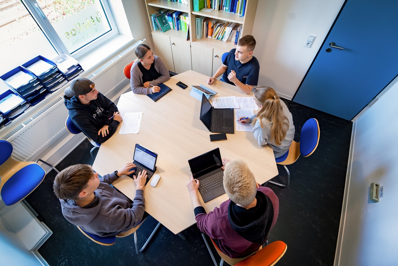 Auszubildende in einer Lernsituation