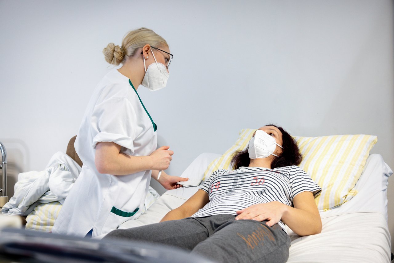 Eine Auszubildende redet mit einer Simulationspatientin