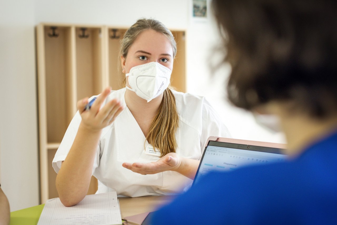 Zwei Auszubildende unterstützen sich beim Lernen