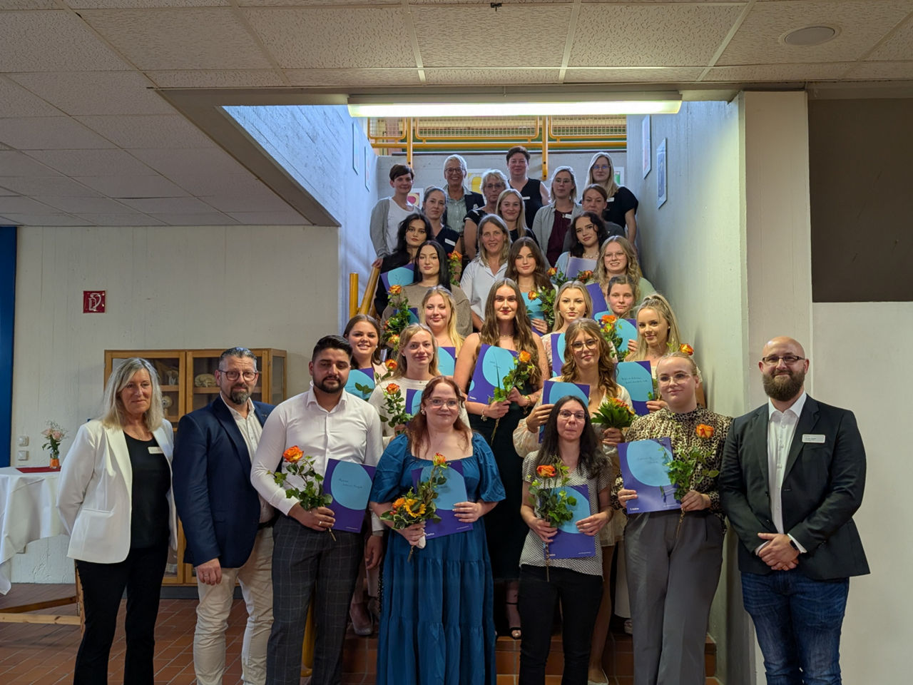 Helios Bildungszentrum Südniedersachsen begrüßt 42 neue  Auszubildende – 17 Absolventinnen und Absolventen feiern ihren Abschluss