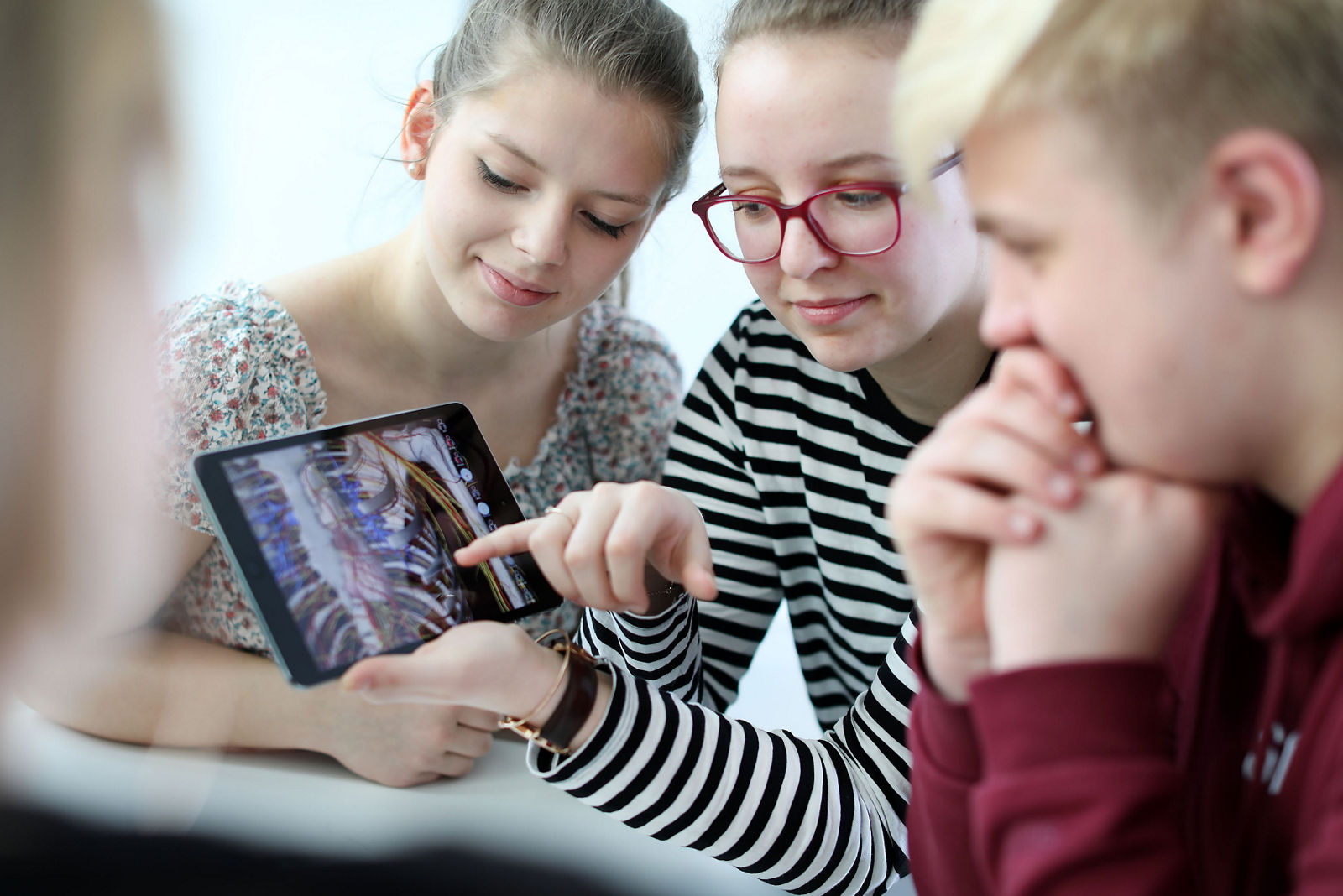 Azubis im Helios Bildungszentrum Berlin schauen auf ein Tablet