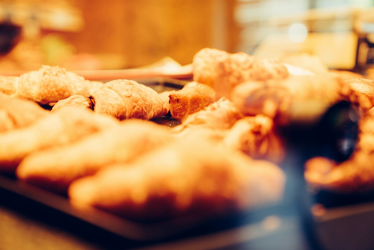 Croissant und Backwaren in der Cafeteria