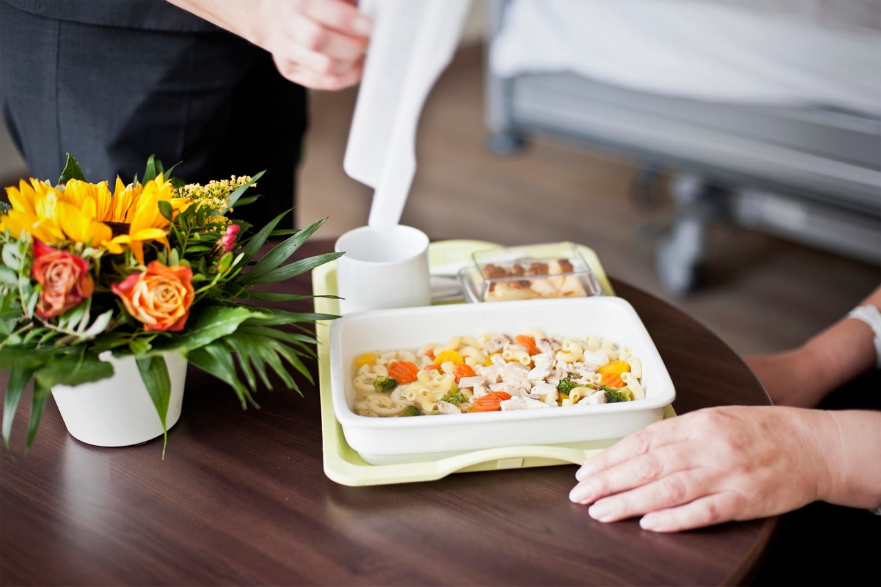 Essen in der Cafeteria 