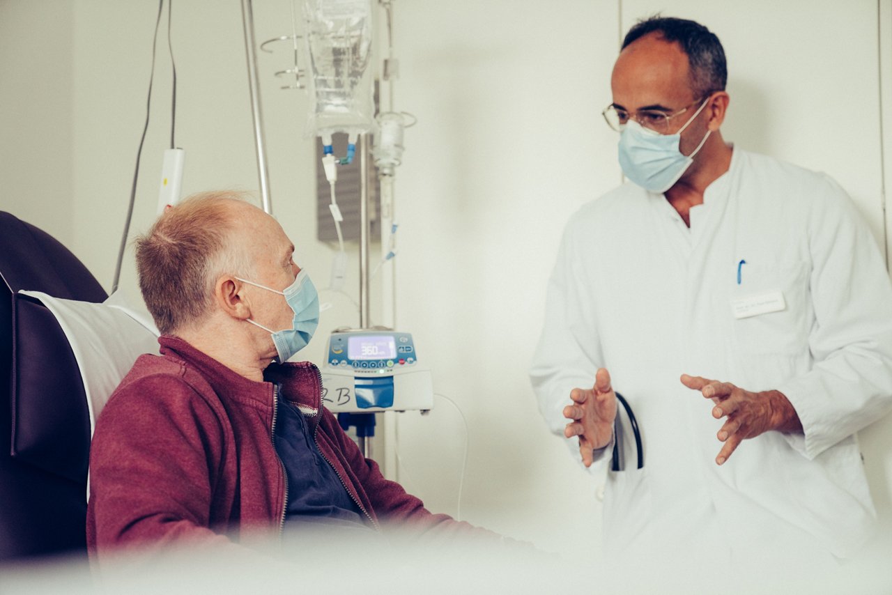 Chemotherapie Patient im Gespräch mit dem Arzt