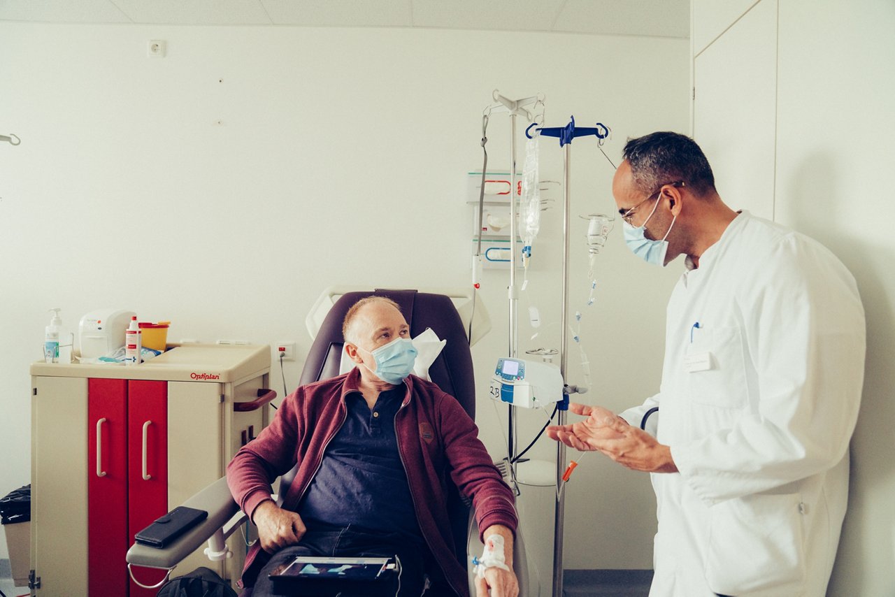 Gespräch zwischen Arzt und Chemotherapie Patient, der gerade eine Infusion bekommt
