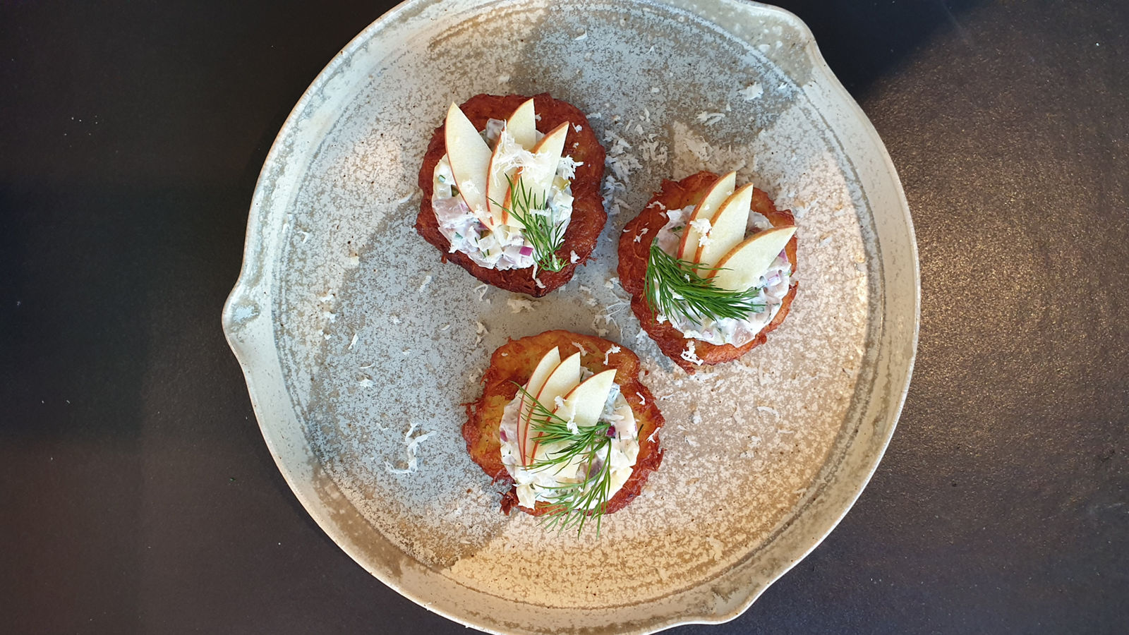 Sterneküche: Rezept für Matjestatar auf Meerrettich-Reibekuchen ...