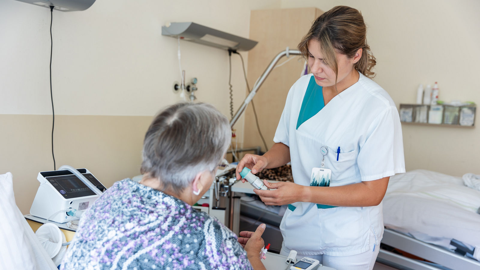 COPD Behandlung: Medikamentenspray für Patientin