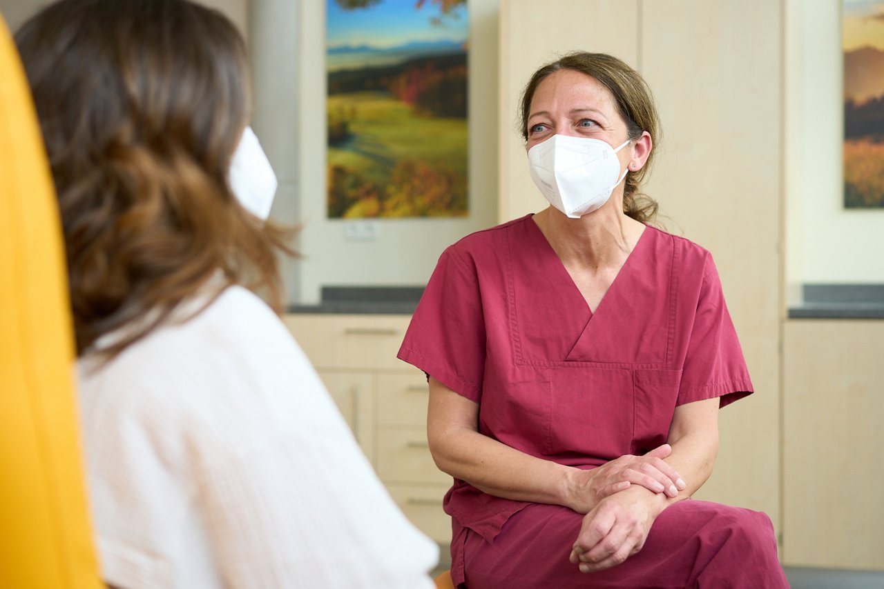 Hebamme spricht mit Schwangeren