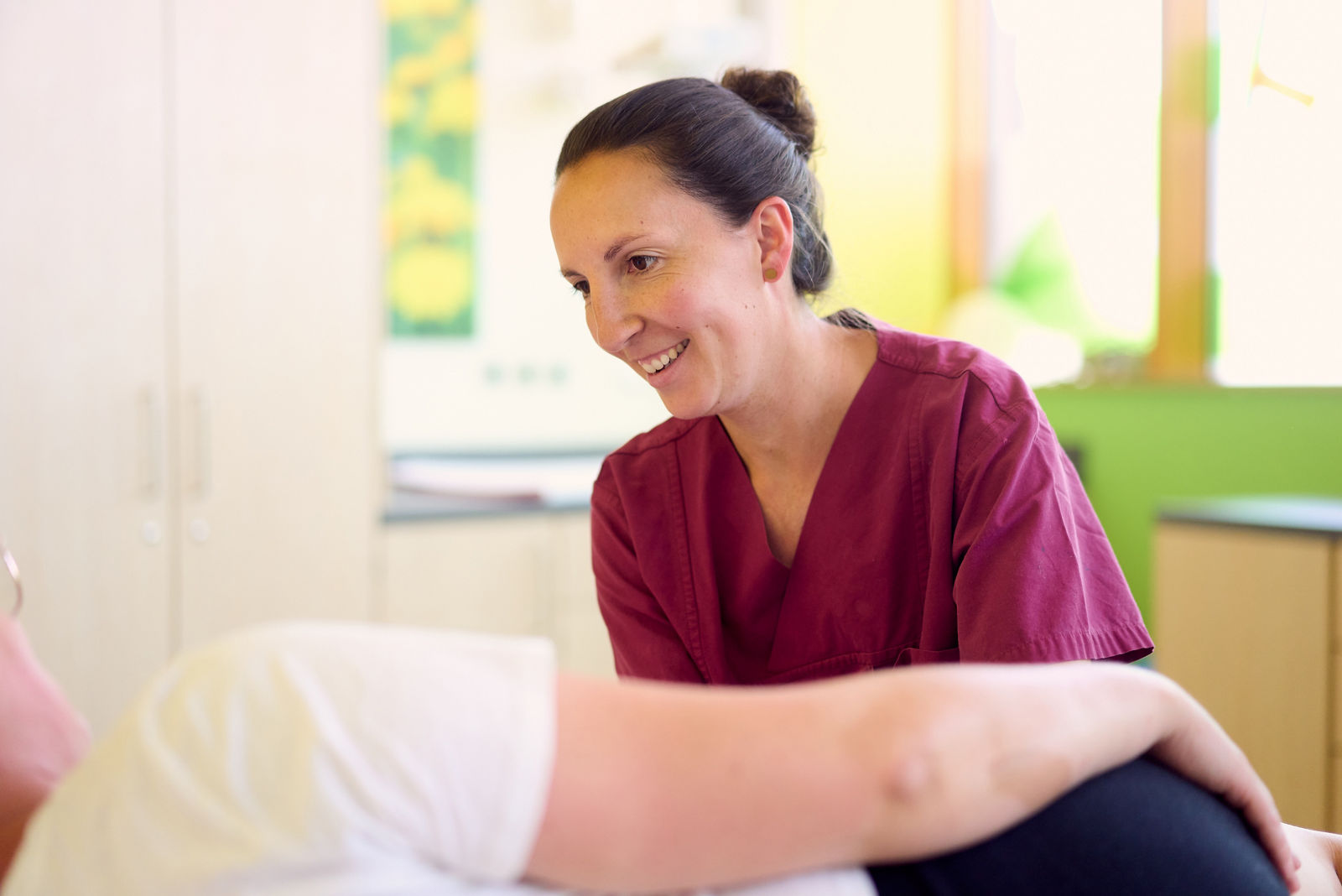 Hebamme im Gespräch mit Patientin