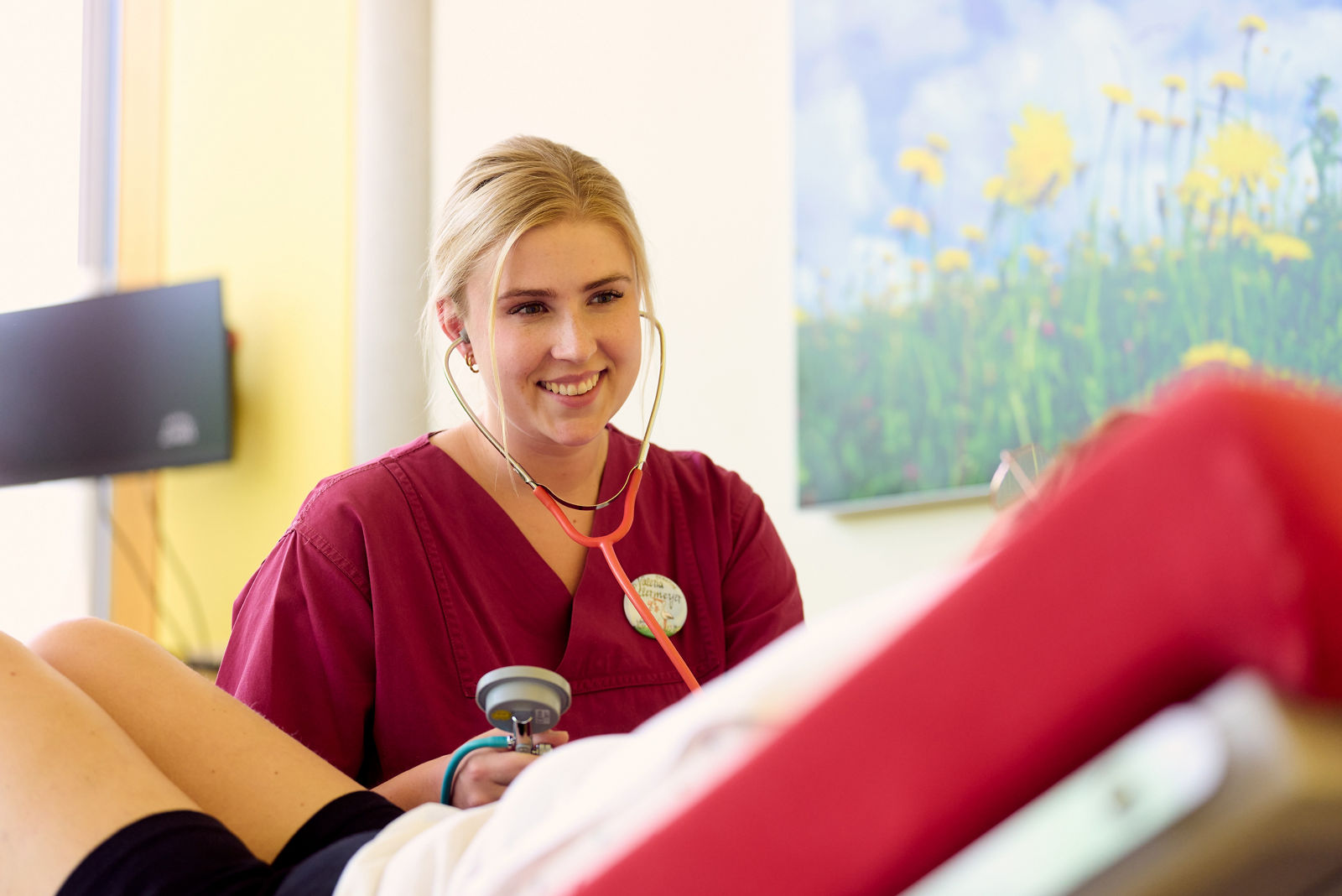 Hebamme untersucht Patientin