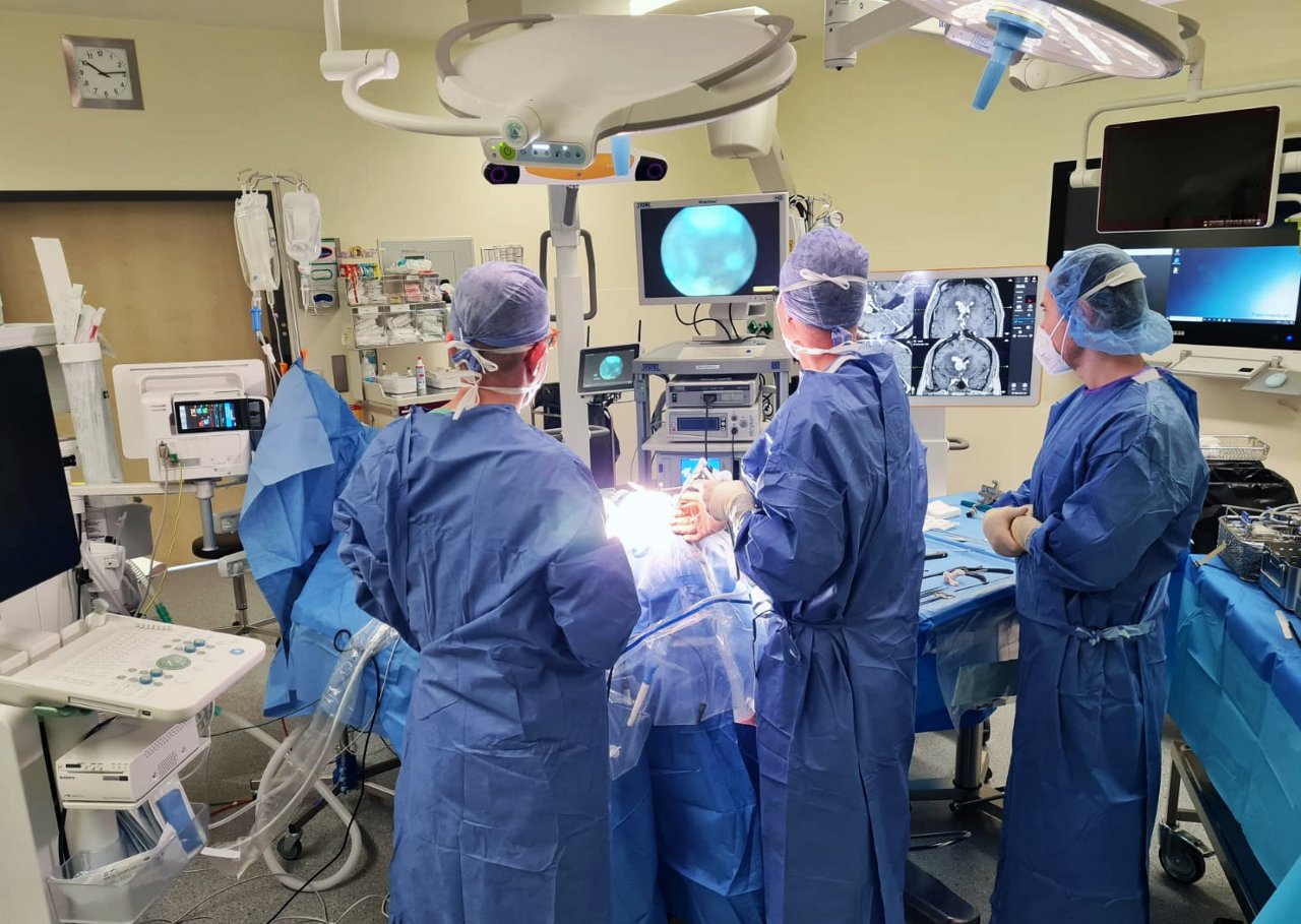 Neurochirurgen bei einer Operation