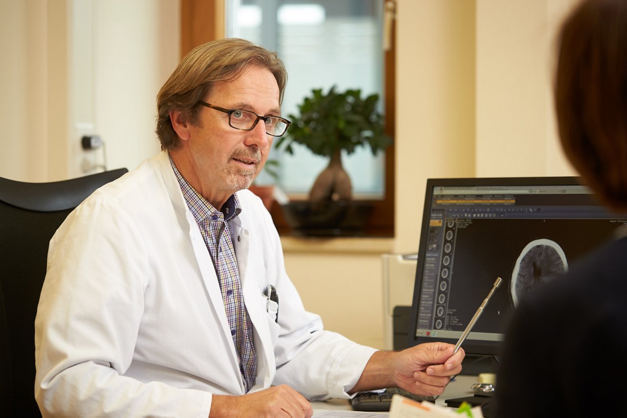 Neurologie-Chefarzt im Patientengespräch